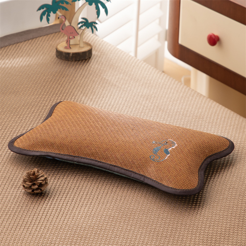 Lastepadi tatartäidisega ja jääsilkist kattega kaela toe jaoks — suvine unetugi