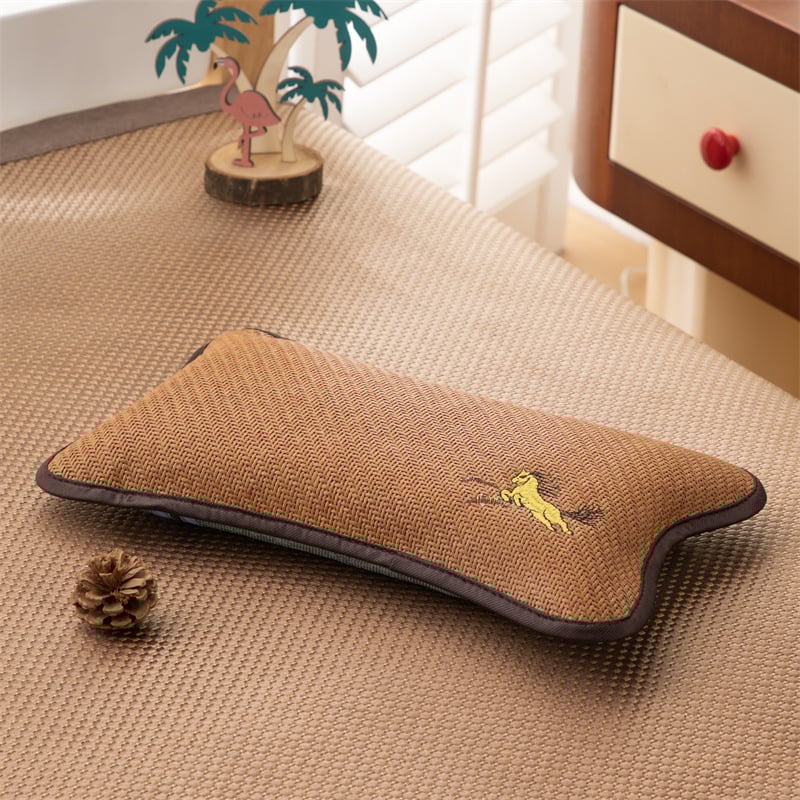 Lastepadi tatartäidisega ja jääsilkist kattega kaela toe jaoks — suvine unetugi