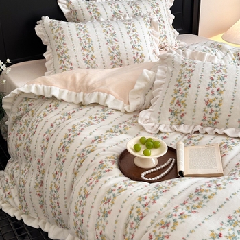 Četverodjelni set posteljine od mliječne veluru s čipkastim floralnim uzorkom, stil princeze, zimska toplina