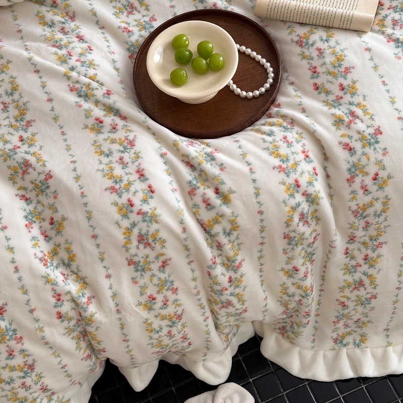 Četverodjelni set posteljine od mliječne veluru s čipkastim floralnim uzorkom, stil princeze, zimska toplina