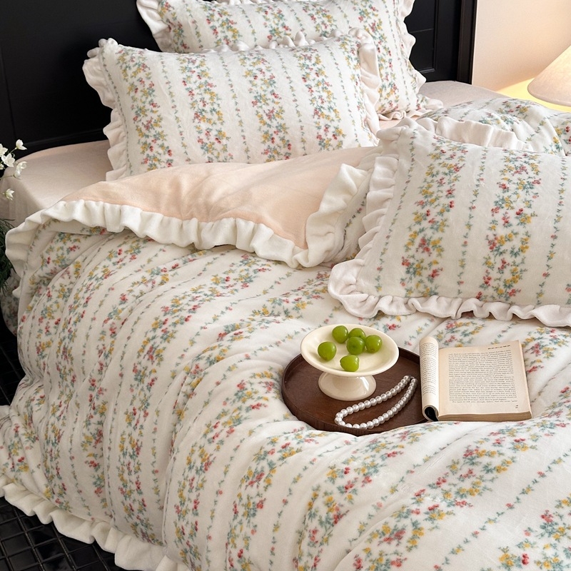 Četverodjelni set posteljine od mliječne veluru s čipkastim floralnim uzorkom, stil princeze, zimska toplina