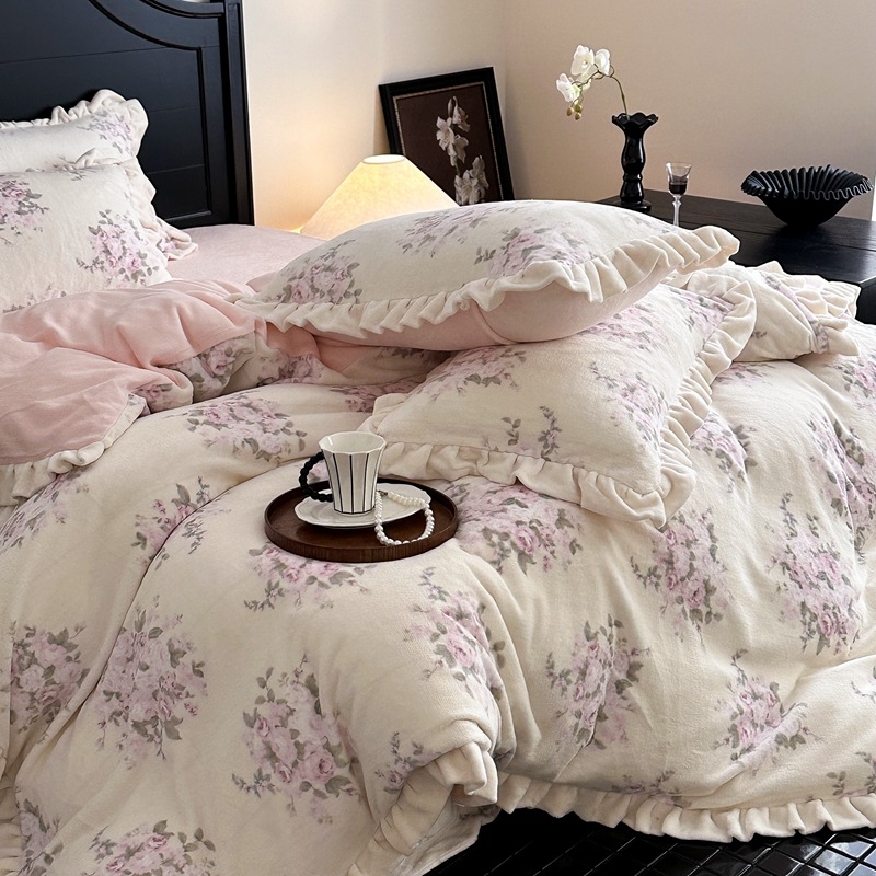 Četverodjelni set posteljine od mliječne veluru s čipkastim floralnim uzorkom, stil princeze, zimska toplina