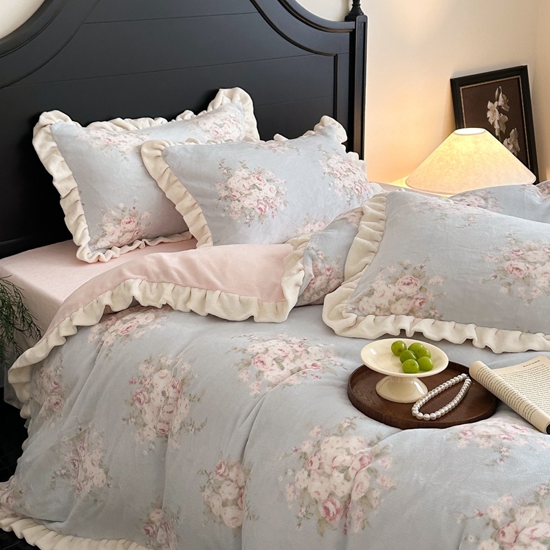 Četverodjelni set posteljine od mliječne veluru s čipkastim floralnim uzorkom, stil princeze, zimska toplina