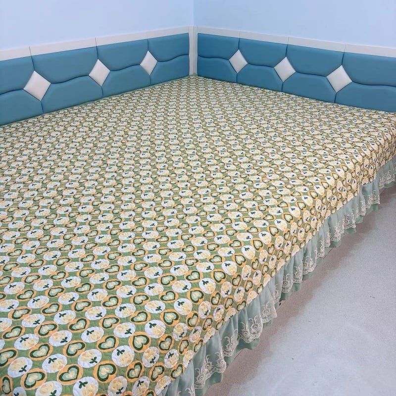 Lõngaline voodika Kang voodile, südamemustriga, õmblemine, pits, trükk ja kviltimine, reaktiivne trükimine ja värvimine, regeneratsiooniletselluloosi kiud, moodsus ja lihtsus