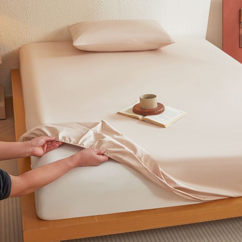 Kinnine voodilina TPU veekindla alusega; pealne kiht 100% puuvill; twilli põimumine; reaktiivne trükk ja värvimine; hingav.