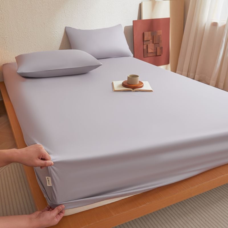 Kinnine voodilina TPU veekindla alusega; pealne kiht 100% puuvill; twilli põimumine; reaktiivne trükk ja värvimine; hingav.