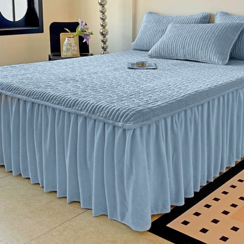 Voodi kate piimavelluurist, piimavelluurist voodikar) tegurp; ühetooniline muster, Korea stiilis (Materjal: piimavelluur/akrüül; Lõngade värvimine: lõngade värvimine; Värvimine: reaktiivne trükk ja värvimine)