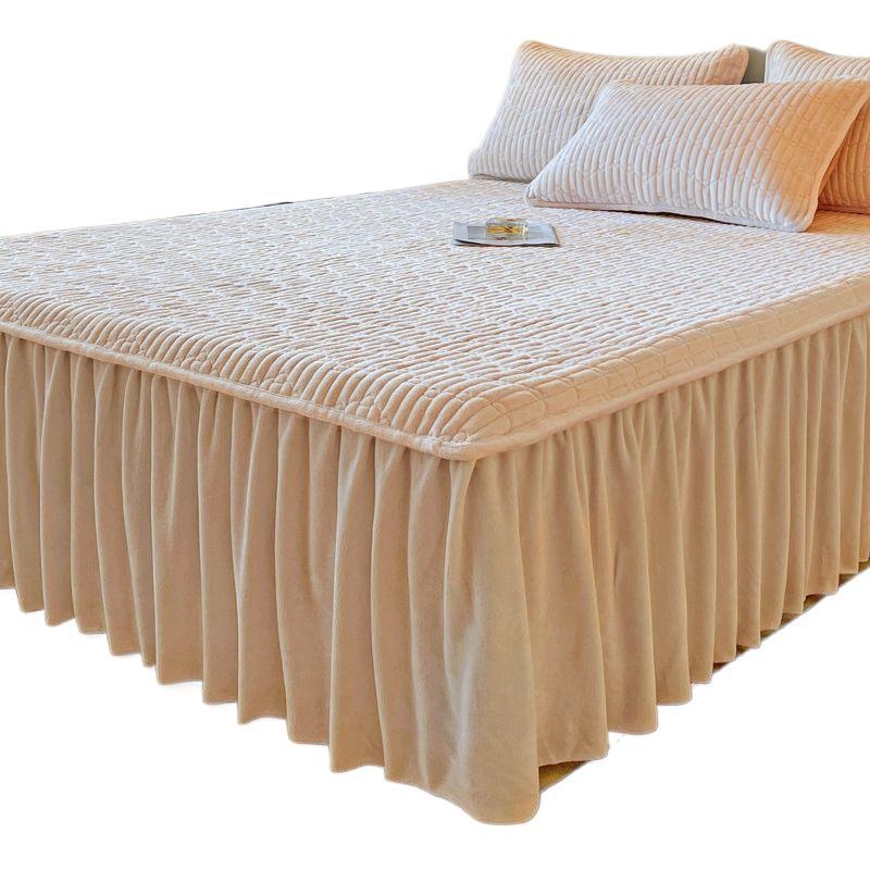 Voodi kate piimavelluurist, piimavelluurist voodikar) tegurp; ühetooniline muster, Korea stiilis (Materjal: piimavelluur/akrüül; Lõngade värvimine: lõngade värvimine; Värvimine: reaktiivne trükk ja värvimine)