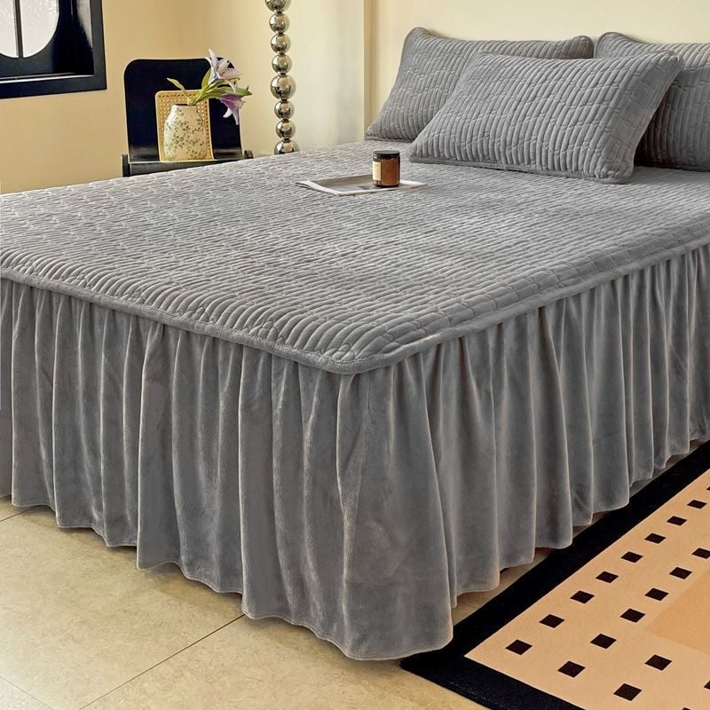 Voodi kate piimavelluurist, piimavelluurist voodikar) tegurp; ühetooniline muster, Korea stiilis (Materjal: piimavelluur/akrüül; Lõngade värvimine: lõngade värvimine; Värvimine: reaktiivne trükk ja värvimine)