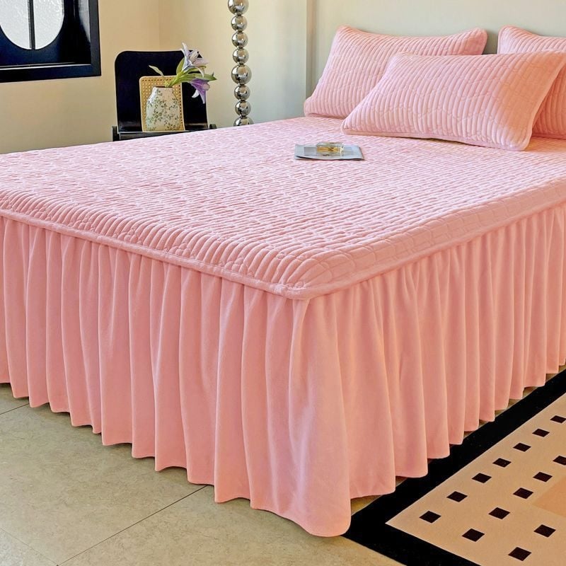 Voodi kate piimavelluurist, piimavelluurist voodikar) tegurp; ühetooniline muster, Korea stiilis (Materjal: piimavelluur/akrüül; Lõngade värvimine: lõngade värvimine; Värvimine: reaktiivne trükk ja värvimine)