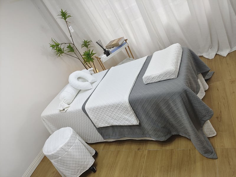 Neljaosaline voodikatete komplekt ilusalongile; geomeetriline muster, kapitoneeritud, reaktiivtrükk ja värvimine, 100% puuvill