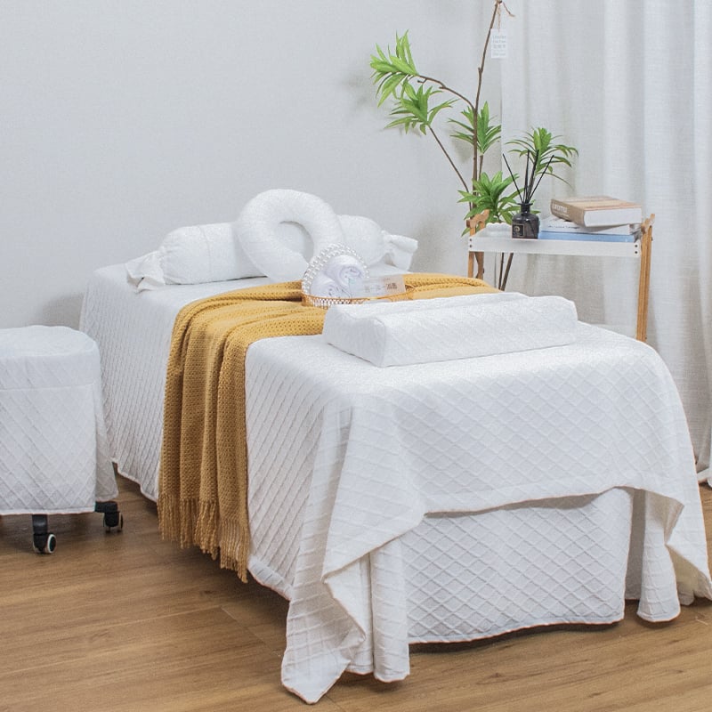 Neljaosaline voodikatete komplekt ilusalongile; geomeetriline muster, kapitoneeritud, reaktiivtrükk ja värvimine, 100% puuvill