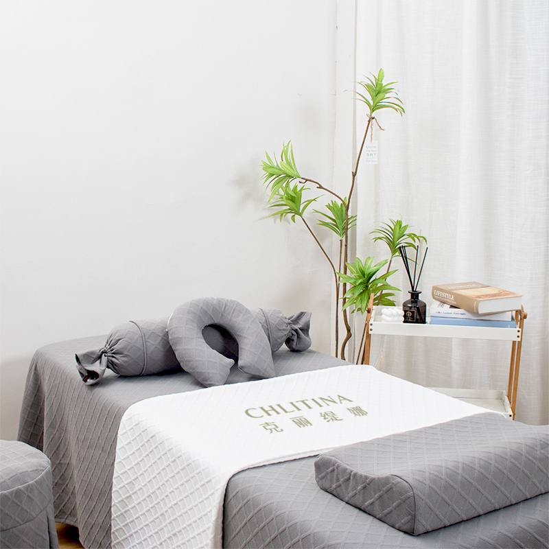 Neljaosaline voodikatete komplekt ilusalongile; geomeetriline muster, kapitoneeritud, reaktiivtrükk ja värvimine, 100% puuvill