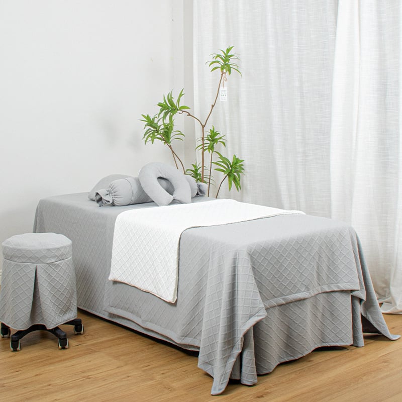 Neljaosaline voodikatete komplekt ilusalongile; geomeetriline muster, kapitoneeritud, reaktiivtrükk ja värvimine, 100% puuvill