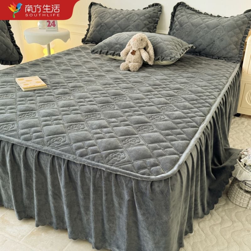 Talvine täiendatud piima-velluri voodilina komplekt, tikitud, 3-osaline, polüester, lõngade värvimine, reaktiivne värvimine, ühevärviline muster