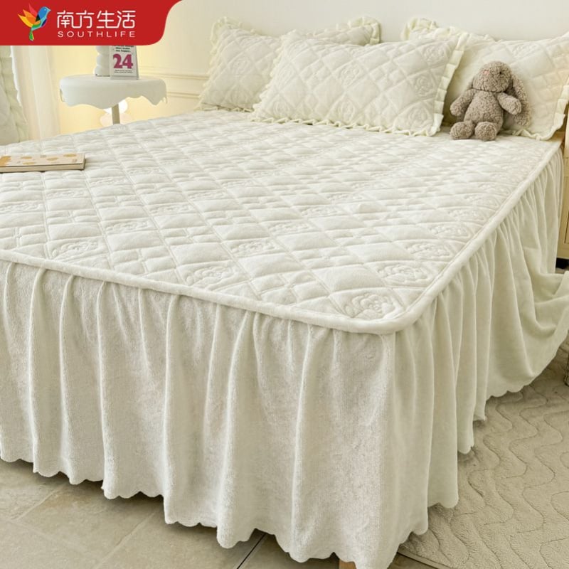 Talvine täiendatud piima-velluri voodilina komplekt, tikitud, 3-osaline, polüester, lõngade värvimine, reaktiivne värvimine, ühevärviline muster