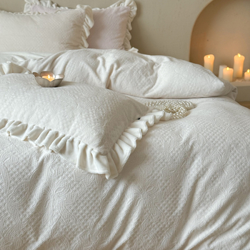 Neljaosaline voodipesu komplekt piimase velvetist 3D reljeefimustriga, talvise printsessi stiilis