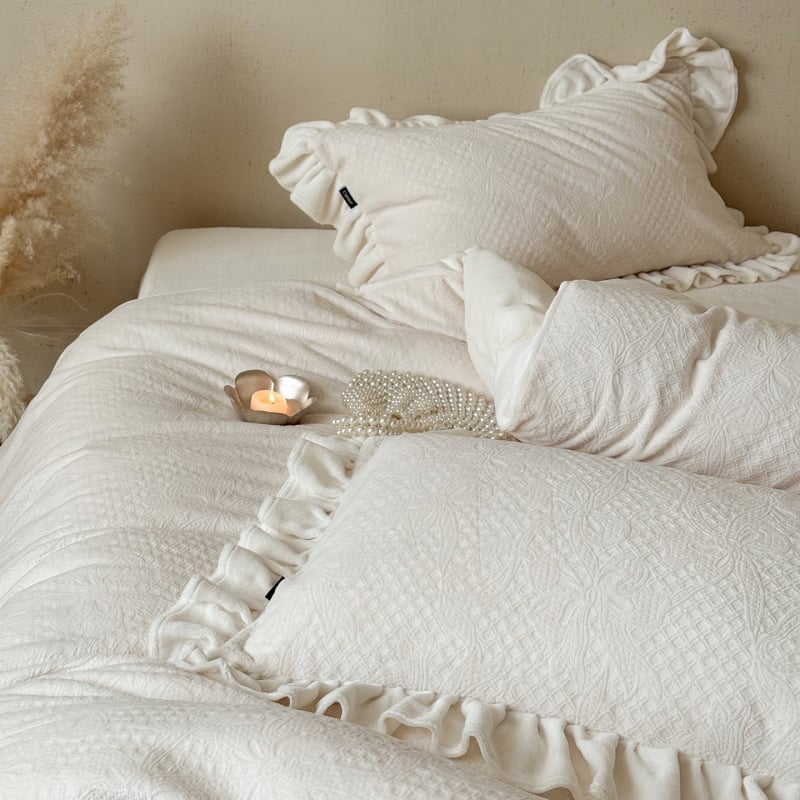 Neljaosaline voodipesu komplekt piimase velvetist 3D reljeefimustriga, talvise printsessi stiilis