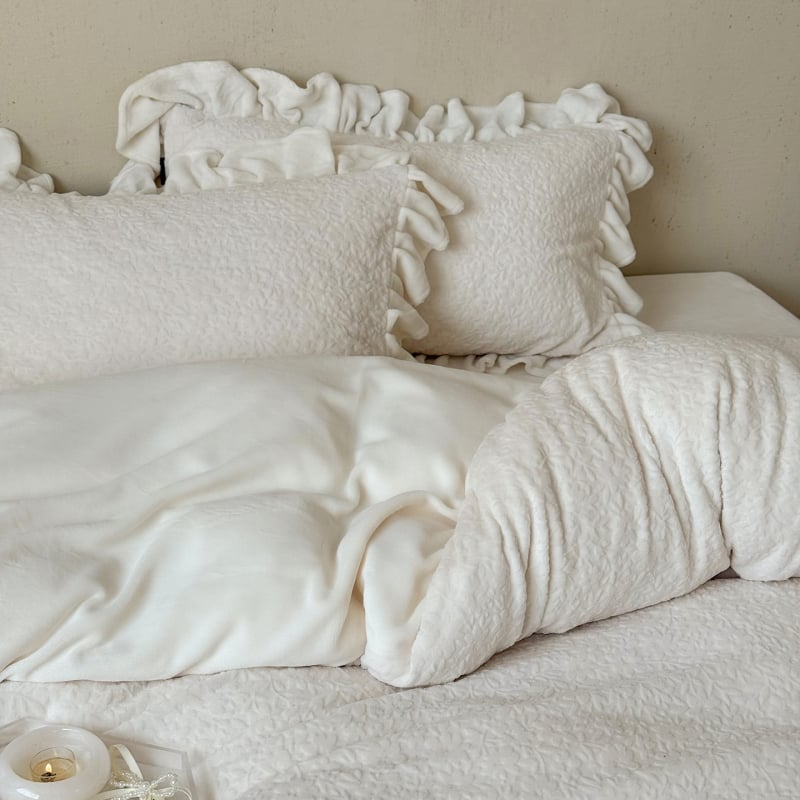 Neljaosaline voodipesu komplekt piimase velvetist 3D reljeefimustriga, talvise printsessi stiilis