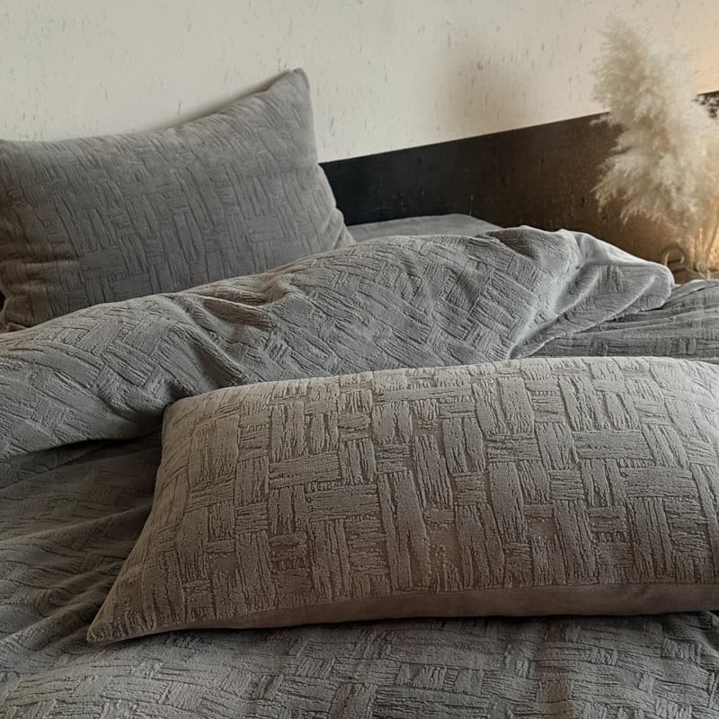 Neljaosaline voodipesu komplekt piimase velvetist 3D reljeefimustriga, talvise printsessi stiilis