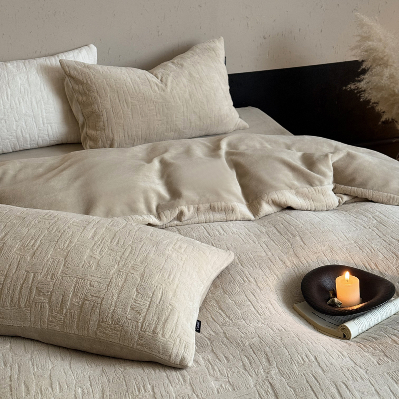 Neljaosaline voodipesu komplekt piimase velvetist 3D reljeefimustriga, talvise printsessi stiilis