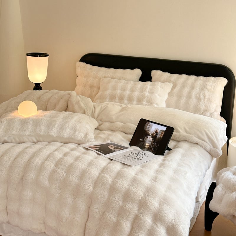 Neljaosal voodipesukomplekt polüesterist; kaal 1500–2000 g; lõngvärvitud (yarn-dyed); kude: twill; trükk ja värvimine; ühes tooni muster; kaasaegne minimalistlik stiil; töötlemine ja kohandamine: Jah