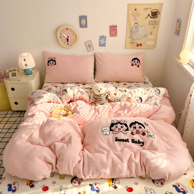 Piimavelluri voodipesu komplekt tikanditega, neli tükki, rätikute tikandid, reaktiivne värvimine, kaal 500–800 g, mustrid: tähed taevas, geomeetria, vikerkaar, multikas