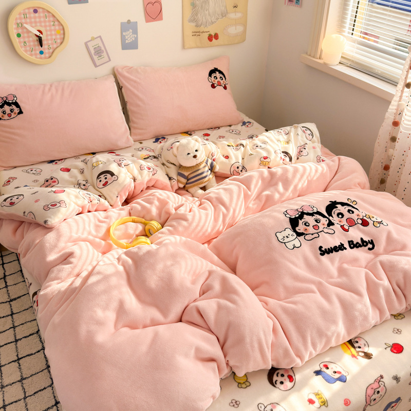 Piimavelluri voodipesu komplekt tikanditega, neli tükki, rätikute tikandid, reaktiivne värvimine, kaal 500–800 g, mustrid: tähed taevas, geomeetria, vikerkaar, multikas