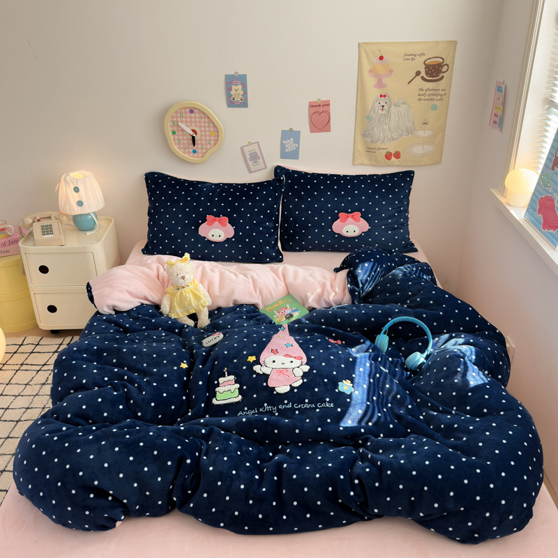 Piimavelluri voodipesu komplekt tikanditega, neli tükki, rätikute tikandid, reaktiivne värvimine, kaal 500–800 g, mustrid: tähed taevas, geomeetria, vikerkaar, multikas