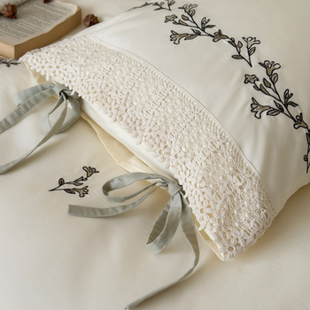 Neljaosal voodipesukomplekt pikkade kiududega puuvillast tikandiga, reaktiivne värvimine, kanga kaal 2500–3000 g, taime muster, INS stiilis