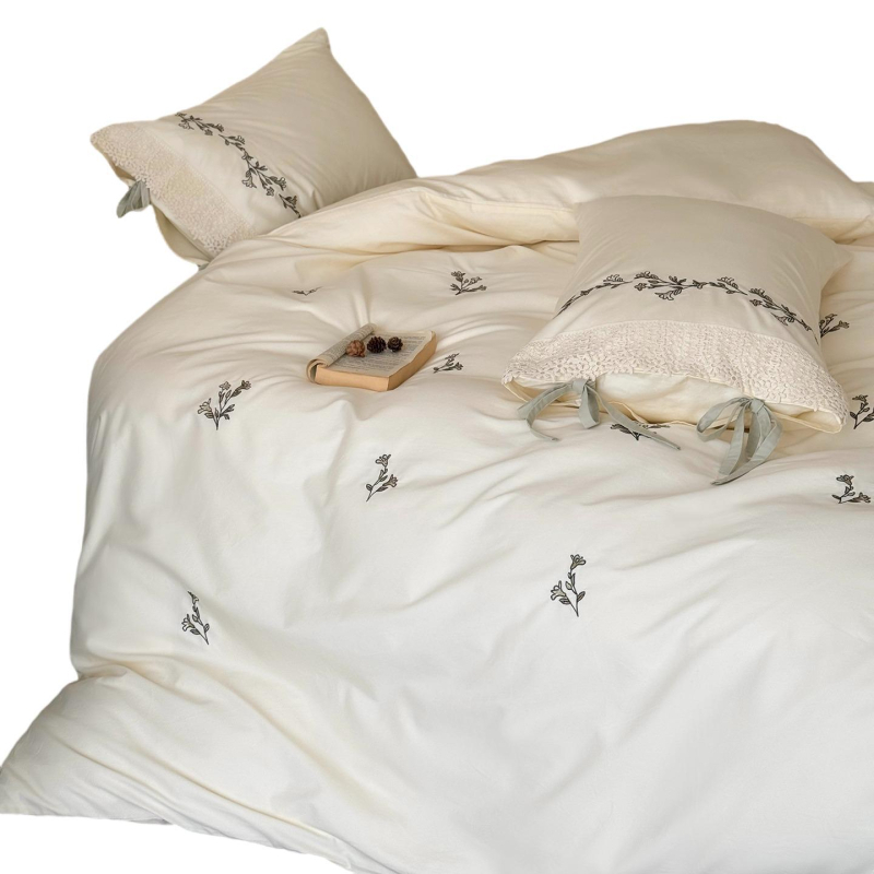 Neljaosal voodipesukomplekt pikkade kiududega puuvillast tikandiga, reaktiivne värvimine, kanga kaal 2500–3000 g, taime muster, INS stiilis