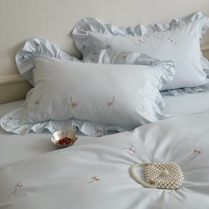 Neljaosal voodipesukomplekt pikkade kiududega puuvillast tikandiga, reaktiivne värvimine, kanga kaal 2500–3000 g, taime muster, INS stiilis