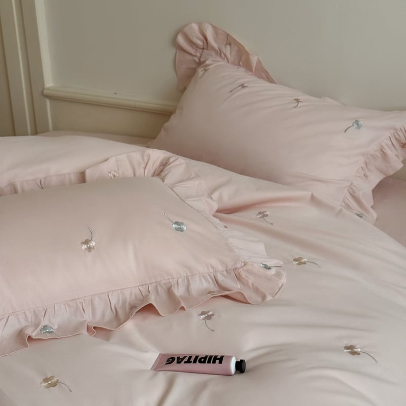 Neljaosal voodipesukomplekt pikkade kiududega puuvillast tikandiga, reaktiivne värvimine, kanga kaal 2500–3000 g, taime muster, INS stiilis