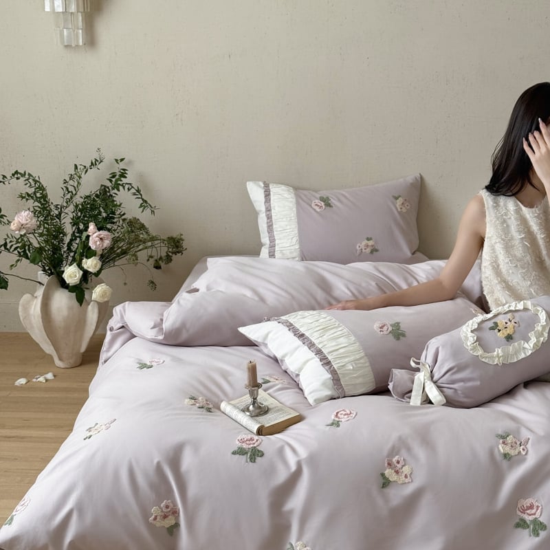 Neljaosal voodipesukomplekt pikkade kiududega puuvillast tikandiga, reaktiivne värvimine, kanga kaal 2500–3000 g, taime muster, INS stiilis