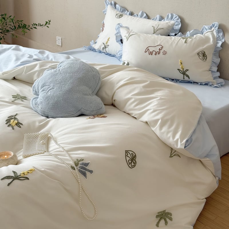 Neljaosal voodipesukomplekt pikkade kiududega puuvillast tikandiga, reaktiivne värvimine, kanga kaal 2500–3000 g, taime muster, INS stiilis