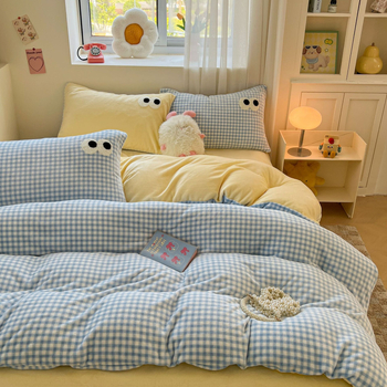 Piimavilluurist nelinukselise voodipesu komplekt neljaosaga; muster: ühtlane, ruutu; reaktiivne trükkimine ja värvimine; materjal: piimavilluur.