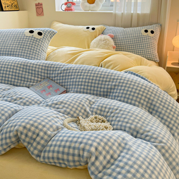 Piimavilluurist nelinukselise voodipesu komplekt neljaosaga; muster: ühtlane, ruutu; reaktiivne trükkimine ja värvimine; materjal: piimavilluur.