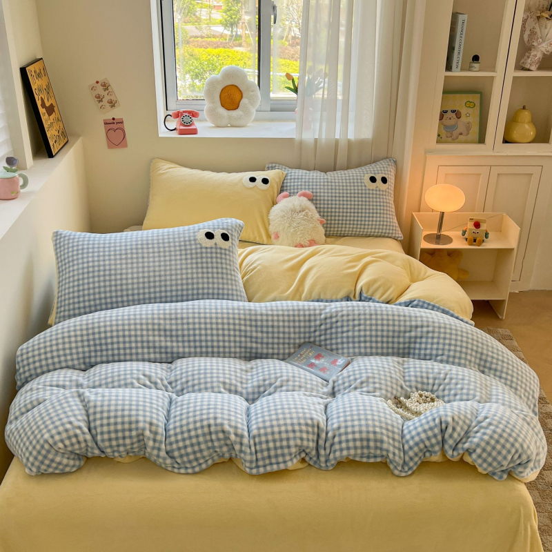 Piimavilluurist nelinukselise voodipesu komplekt neljaosaga; muster: ühtlane, ruutu; reaktiivne trükkimine ja värvimine; materjal: piimavilluur.