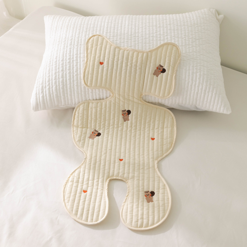 Седалкова подложка за детска количка с бродерия и дишащ памук (Материал: памук; Позициониране: бебе; Категория: мат)