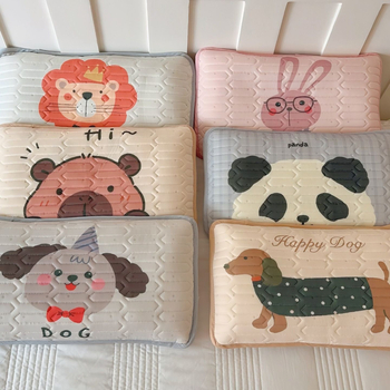 Komplekts bērniem no lateksa atdzesēšanai: karikatūru stilā, dabīgais latekss 70–80% satura, drukāta auduma izstrāde; iekļauts spilvena vāciņš, atdzesējošā matracīte, gultas veļa un spēļu pleds