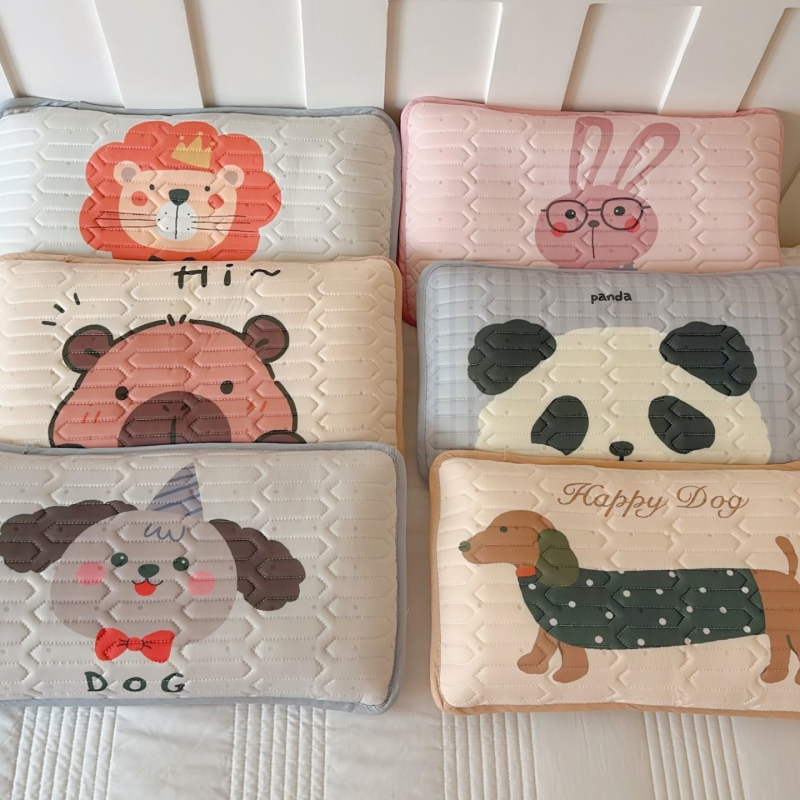 Komplekts bērniem no lateksa atdzesēšanai: karikatūru stilā, dabīgais latekss 70–80% satura, drukāta auduma izstrāde; iekļauts spilvena vāciņš, atdzesējošā matracīte, gultas veļa un spēļu pleds