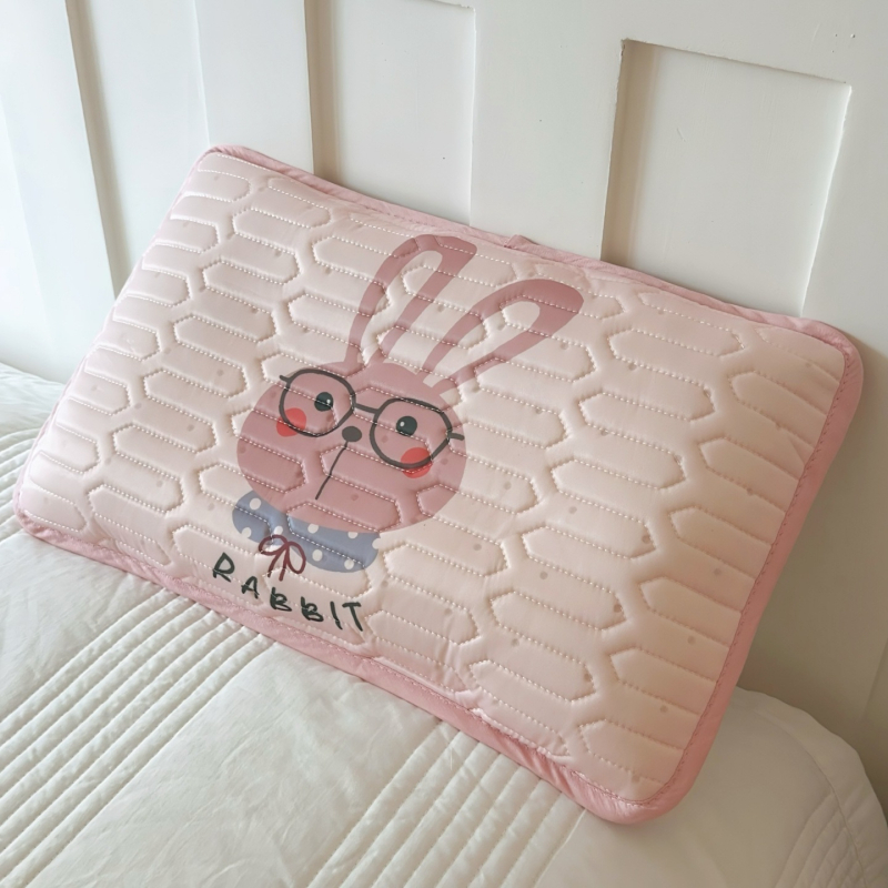 Komplekts bērniem no lateksa atdzesēšanai: karikatūru stilā, dabīgais latekss 70–80% satura, drukāta auduma izstrāde; iekļauts spilvena vāciņš, atdzesējošā matracīte, gultas veļa un spēļu pleds