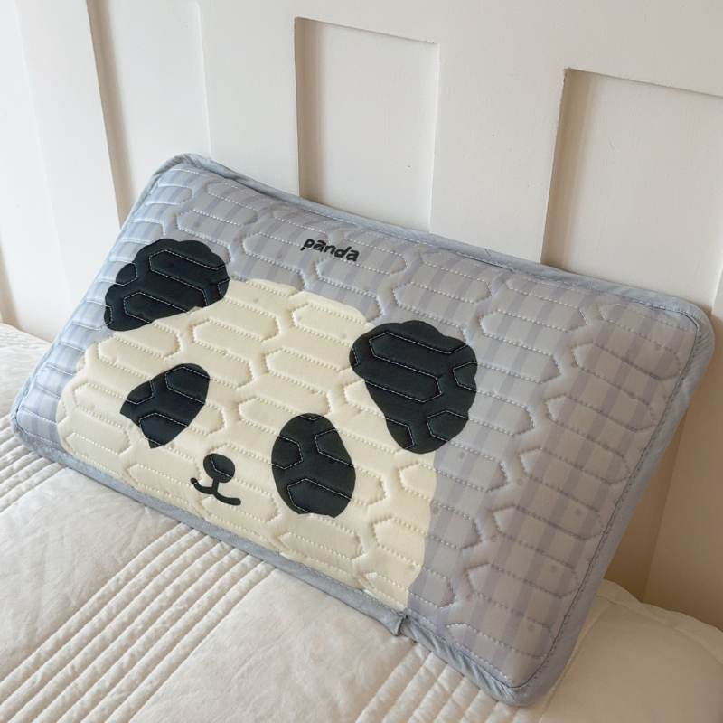 Komplekts bērniem no lateksa atdzesēšanai: karikatūru stilā, dabīgais latekss 70–80% satura, drukāta auduma izstrāde; iekļauts spilvena vāciņš, atdzesējošā matracīte, gultas veļa un spēļu pleds