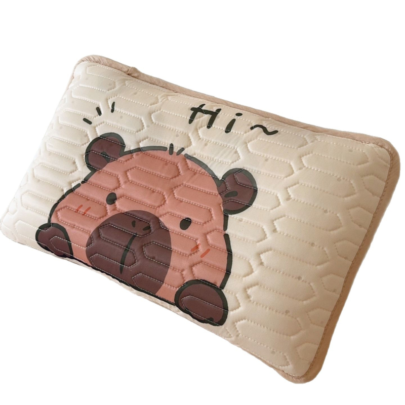 Komplekts bērniem no lateksa atdzesēšanai: karikatūru stilā, dabīgais latekss 70–80% satura, drukāta auduma izstrāde; iekļauts spilvena vāciņš, atdzesējošā matracīte, gultas veļa un spēļu pleds