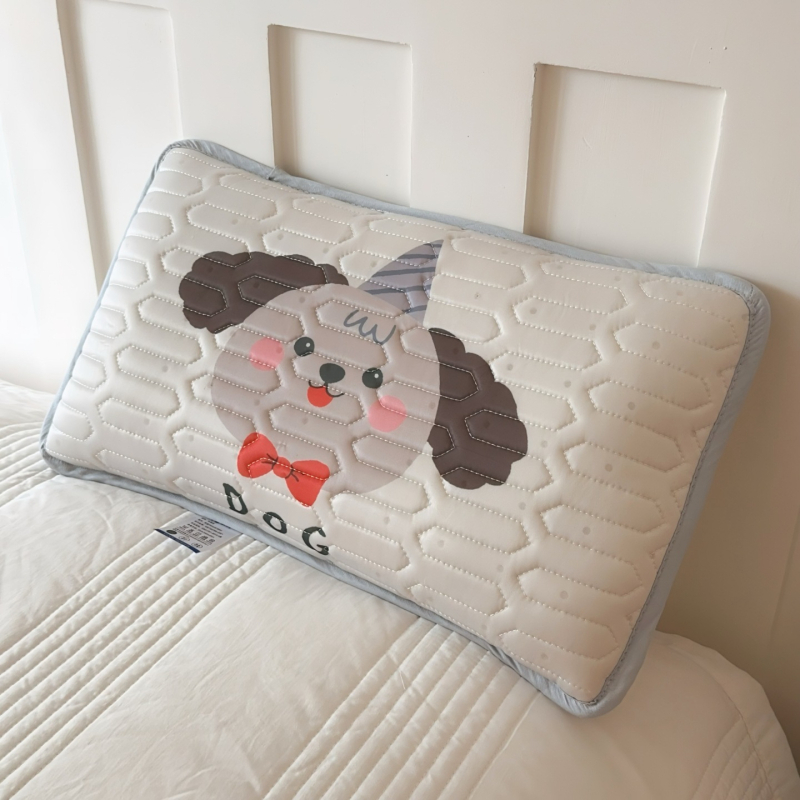 Komplekts bērniem no lateksa atdzesēšanai: karikatūru stilā, dabīgais latekss 70–80% satura, drukāta auduma izstrāde; iekļauts spilvena vāciņš, atdzesējošā matracīte, gultas veļa un spēļu pleds