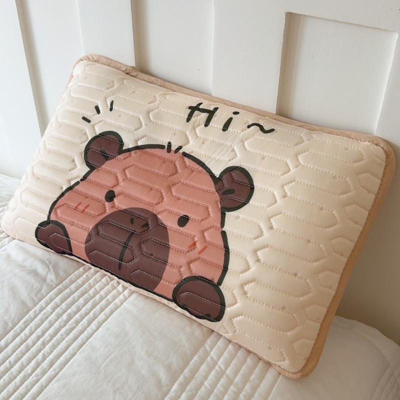 Komplekts bērniem no lateksa atdzesēšanai: karikatūru stilā, dabīgais latekss 70–80% satura, drukāta auduma izstrāde; iekļauts spilvena vāciņš, atdzesējošā matracīte, gultas veļa un spēļu pleds