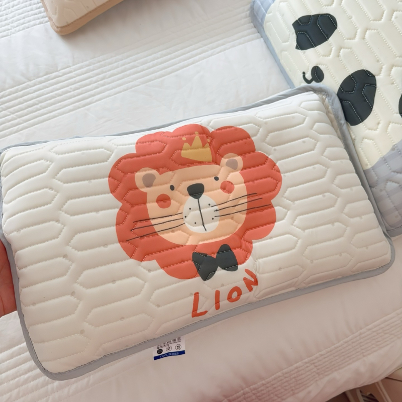 Komplekts bērniem no lateksa atdzesēšanai: karikatūru stilā, dabīgais latekss 70–80% satura, drukāta auduma izstrāde; iekļauts spilvena vāciņš, atdzesējošā matracīte, gultas veļa un spēļu pleds