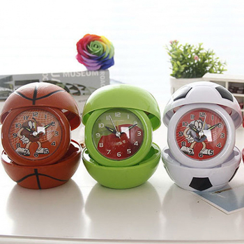 Laste vastupidav äratuskell, nordilise stiiliga, plastikust korpus ja näidik, töötab kuiva patareiga, ühepoolne ekraan, lauakaunistus dormitoa motiiviga korvpall ja jalgpall