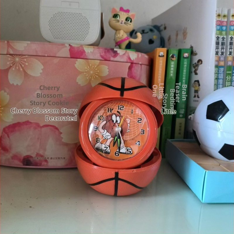 Laste vastupidav äratuskell, nordilise stiiliga, plastikust korpus ja näidik, töötab kuiva patareiga, ühepoolne ekraan, lauakaunistus dormitoa motiiviga korvpall ja jalgpall