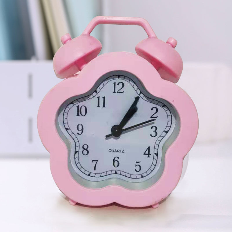 Laste vastupidav äratuskell, nordilise stiiliga, plastikust korpus ja näidik, töötab kuiva patareiga, ühepoolne ekraan, lauakaunistus dormitoa motiiviga korvpall ja jalgpall